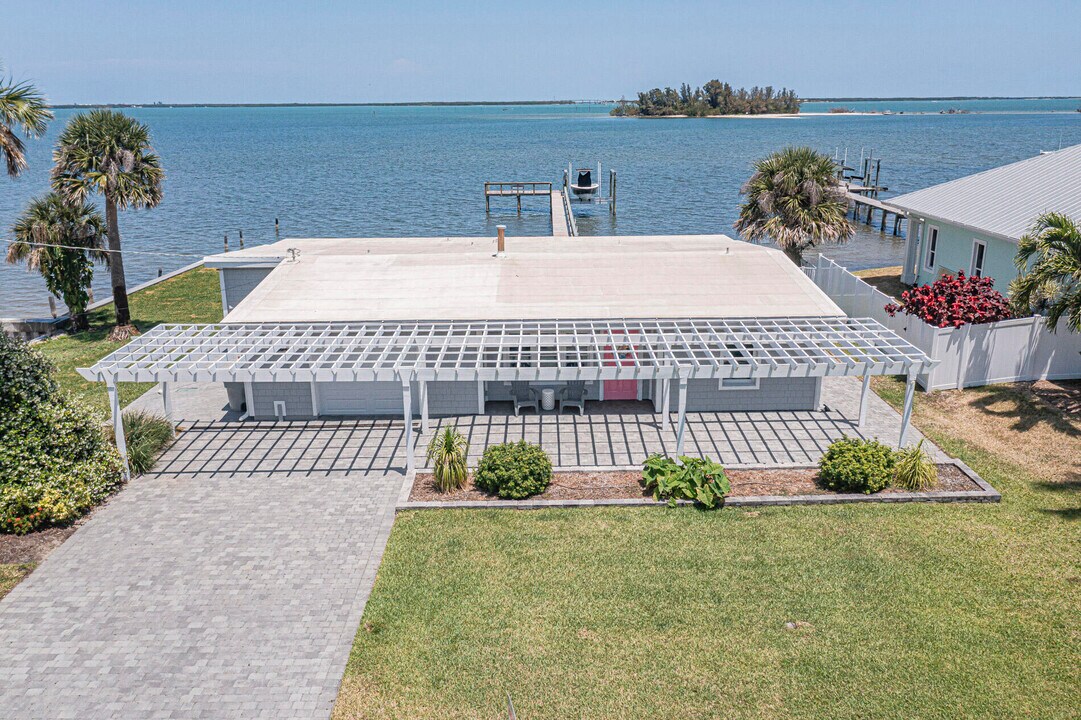 13630 N Indian River Dr in Sebastian, FL - Building Photo