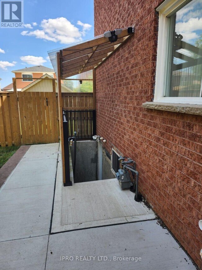 7378 Cloverleaf Ct in Mississauga, ON - Building Photo - Building Photo