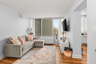 60 Strawberry Hill Ave in Stamford, CT - Building Photo - Building Photo