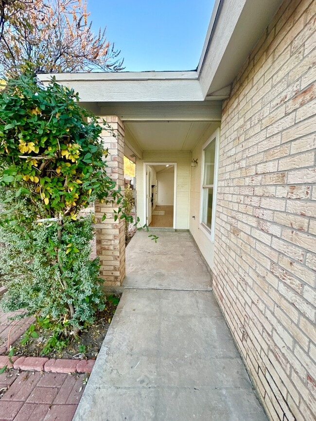 7588 Plaza Taurina Dr in El Paso, TX - Building Photo - Building Photo