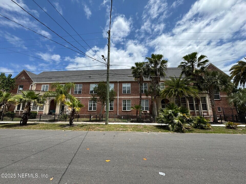 1951 N Market St in Jacksonville, FL - Building Photo