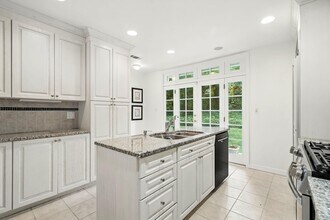 192 Fox Meadow Rd in Scarsdale, NY - Building Photo - Building Photo