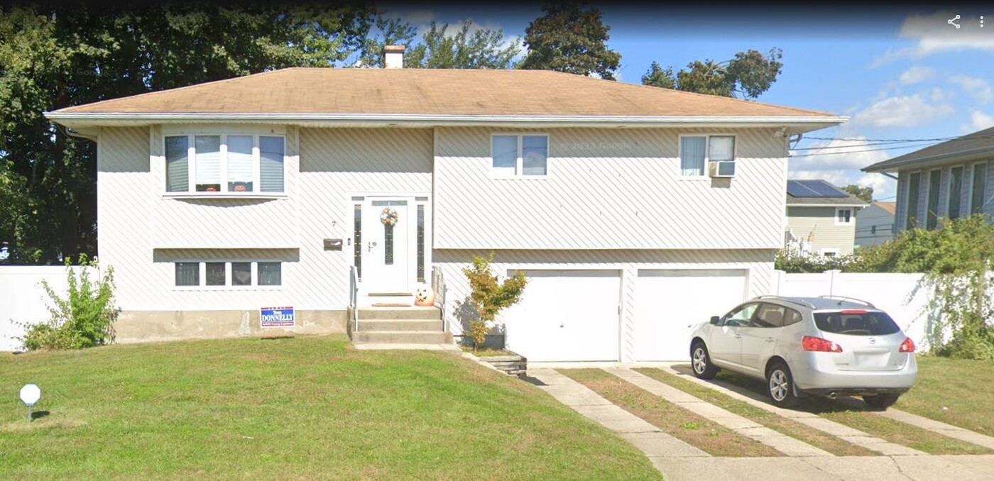 7 St Clair St in Deer Park, NY - Building Photo