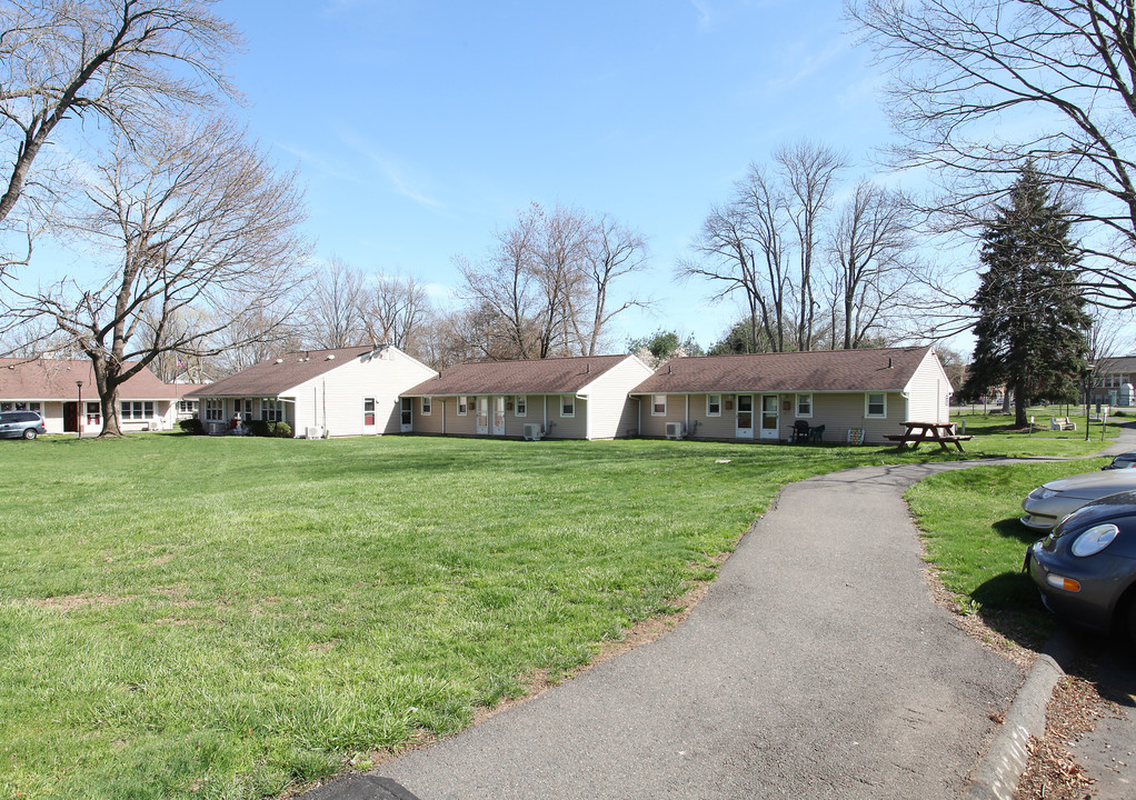 Millbrook Village in Windsor, CT - Foto de edificio