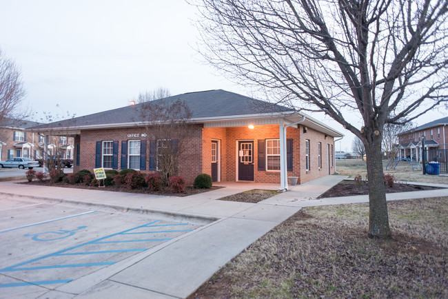 Castlewood Apartments in Huntsville, AL - Building Photo - Building Photo