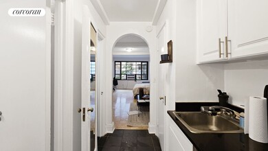 307 E 44th St in New York, NY - Foto de edificio - Building Photo