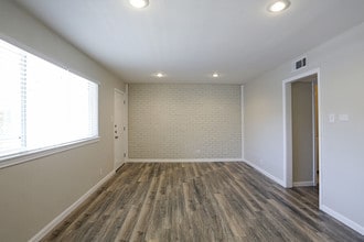 Paragon Apartments in Dallas, TX - Building Photo - Interior Photo