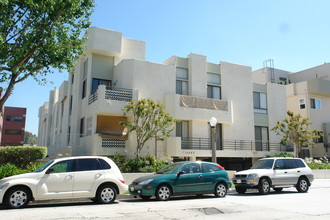 15045 Dickens St in Sherman Oaks, CA - Building Photo - Building Photo