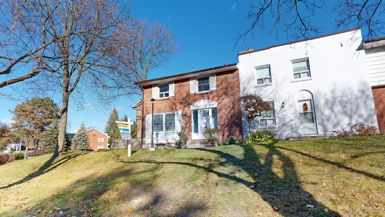 1220 Royal York Rd in London, ON - Building Photo