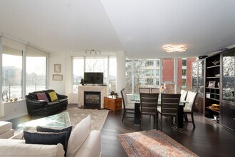 9 Smithe Mews in Vancouver, BC - Building Photo - Building Photo