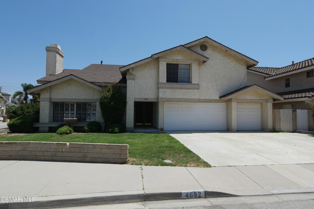 4692 Meadow St in Moorpark, CA - Foto de edificio