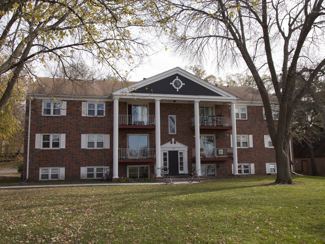 Windsor Apartments in Windsor Heights, IA - Building Photo - Building Photo