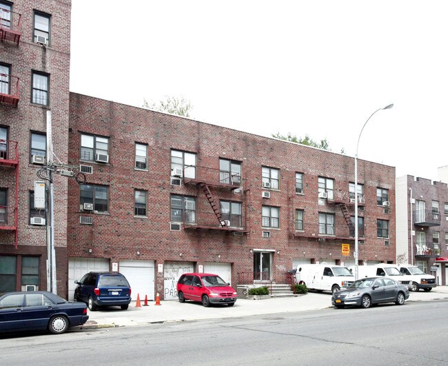 1545 White Plains Rd in Bronx, NY - Foto de edificio - Building Photo