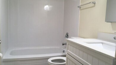 912 Selkirk Ave in Victoria, BC - Building Photo - Building Photo