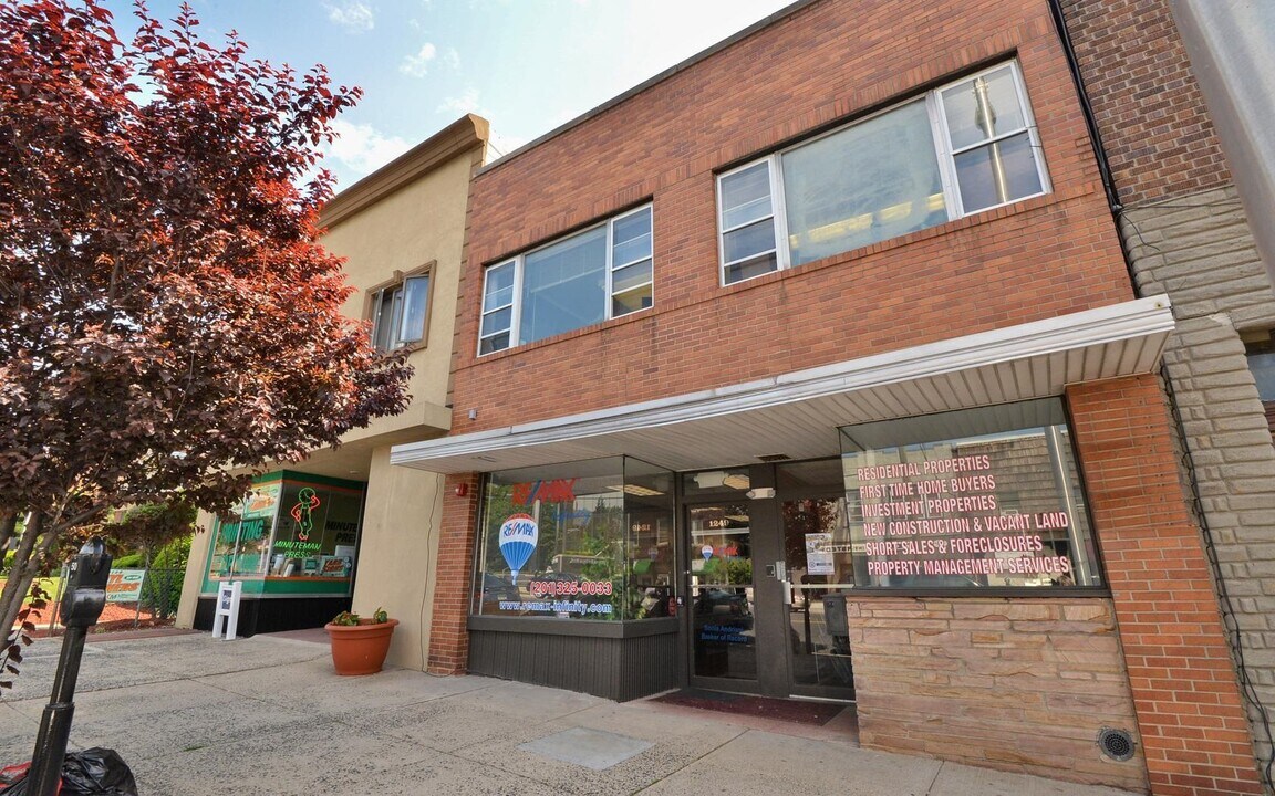1249 Paterson Plank Rd in Secaucus, NJ - Building Photo