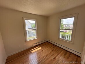5 Benton St in Stafford, CT - Foto de edificio - Building Photo