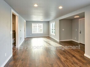 415 S 11th St in Independence, OR - Building Photo - Building Photo