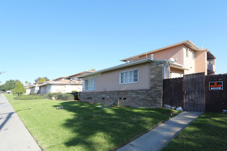 Cienega Village in Los Angeles, CA - Building Photo - Building Photo