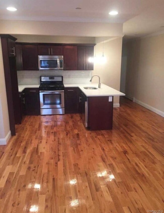 2057 Strang Ave in Bronx, NY - Building Photo - Building Photo