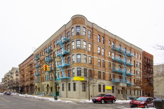 514 Manhattan Ave in New York, NY - Building Photo - Building Photo