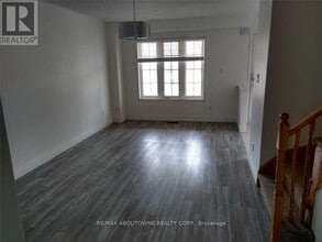 2502 Postmaster Dr in Oakville, ON - Building Photo - Building Photo