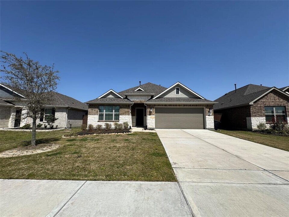7630 Tramontana Ln in Mont Belvieu, TX - Building Photo