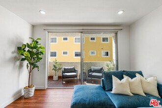 125 Montana Ave in Santa Monica, CA - Building Photo - Building Photo