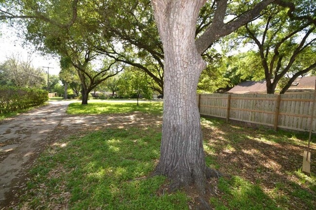 404 Tyne Rd in Victoria, TX - Building Photo - Building Photo