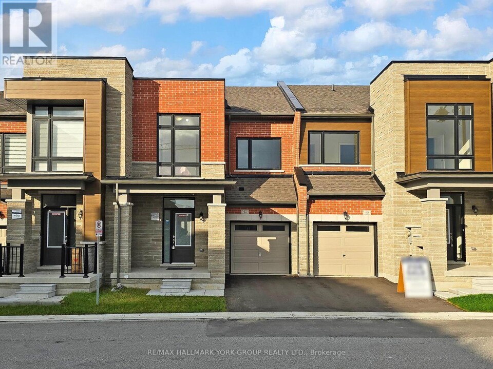 42 Blick Crescent in Aurora, ON - Building Photo