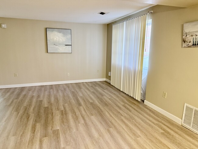 5 Louisburg Square in Nashua, NH - Building Photo - Building Photo