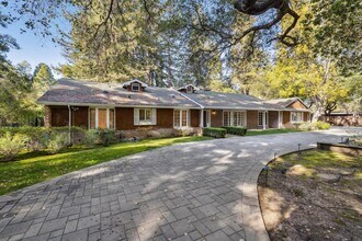 216 Valparaiso Ave in Atherton, CA - Building Photo - Building Photo
