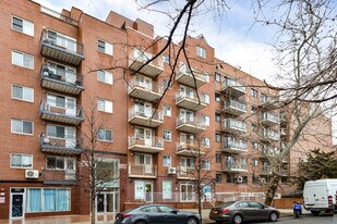 6475 Austin St in Rego Park, NY - Building Photo