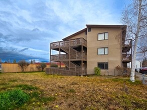 3282 Adams Dr in Fairbanks, AK - Building Photo - Building Photo