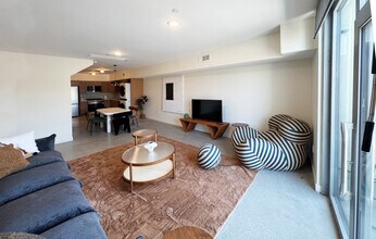 4548 Huntington Dr S, Unit 4570 huntington dr in Los Angeles, CA - Foto de edificio - Building Photo