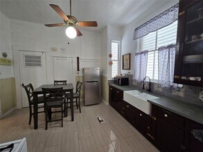 916 Avenue H in Galveston, TX - Foto de edificio - Building Photo