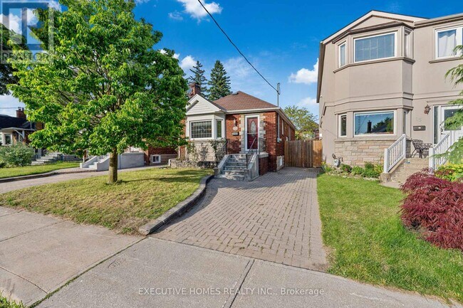 17 Crestland Ave in Toronto, ON - Building Photo - Building Photo