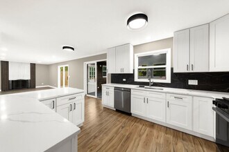 990 Whitehall Way in Crystal Lake, IL - Building Photo - Building Photo