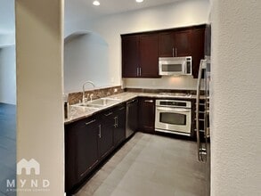 68 E Serene Ave, Unit 216 in Las Vegas, NV - Foto de edificio - Building Photo