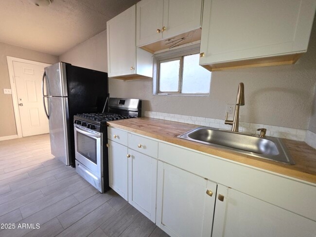 property at 2135 W Hadley St
