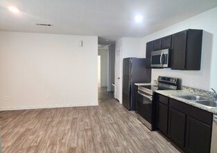 9205 Kentshire Dr in Houston, TX - Building Photo - Building Photo