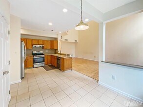 48 Berkshire Way in East Brunswick, NJ - Foto de edificio - Building Photo