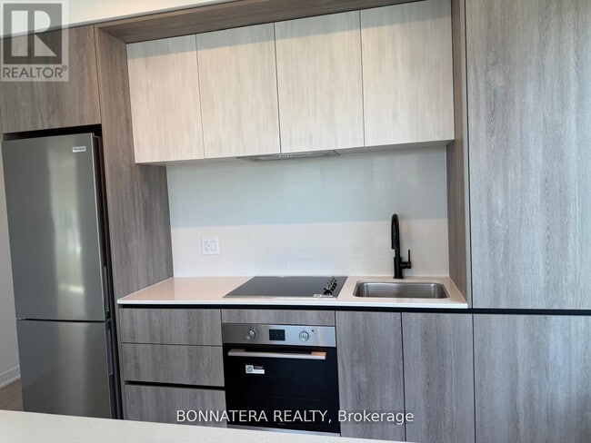 2495 Eglinton Ave W in Mississauga, ON - Building Photo - Building Photo