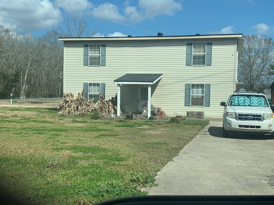 1003 School St Extension, Unit A in Breaux Bridge, LA - Foto de edificio