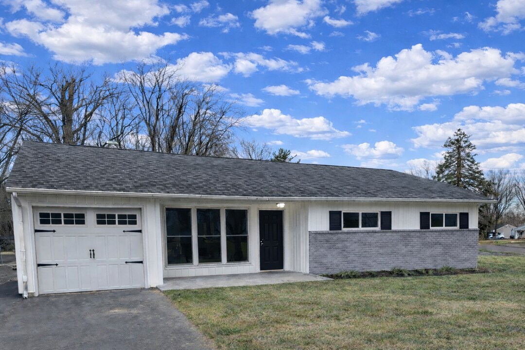 1001 Rozel Ave in Southampton, PA - Foto de edificio