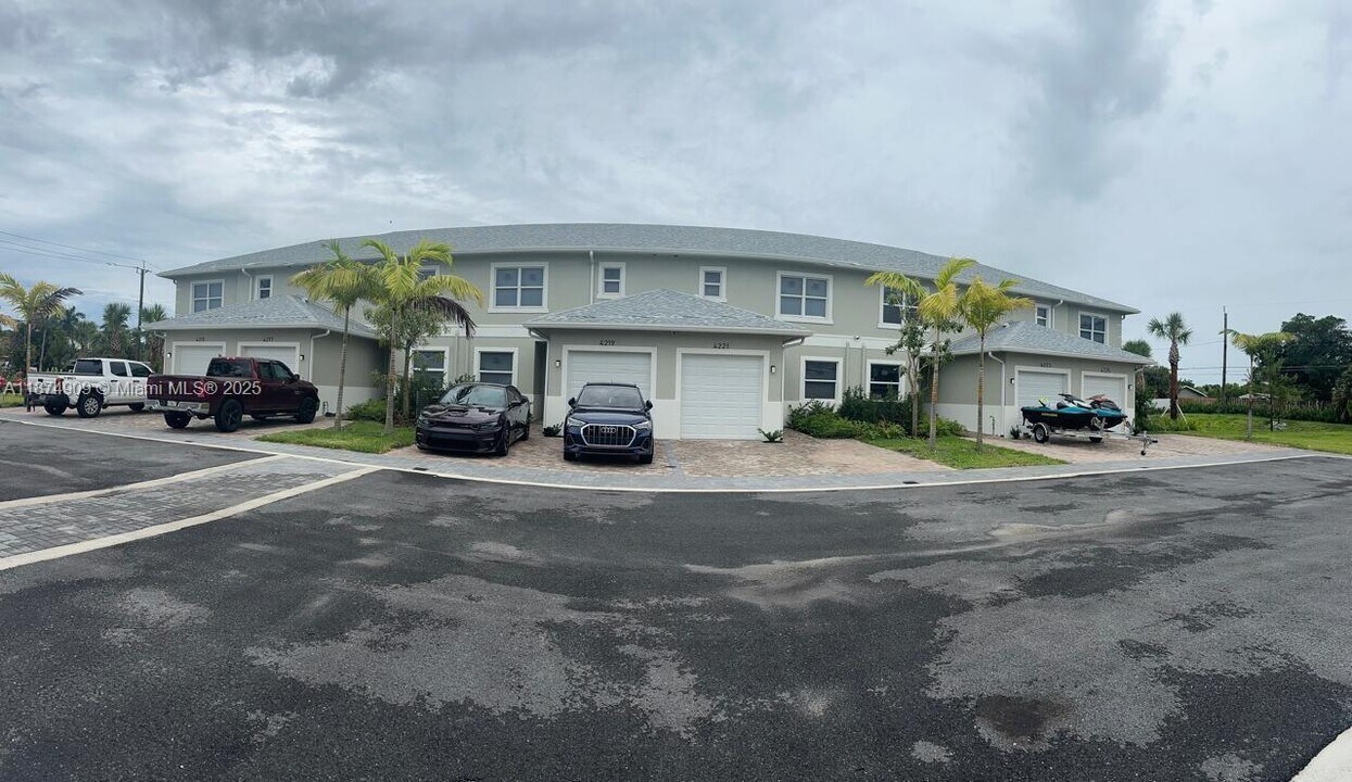4221 Gulfstream Rd in Lake Worth Beach, FL - Building Photo