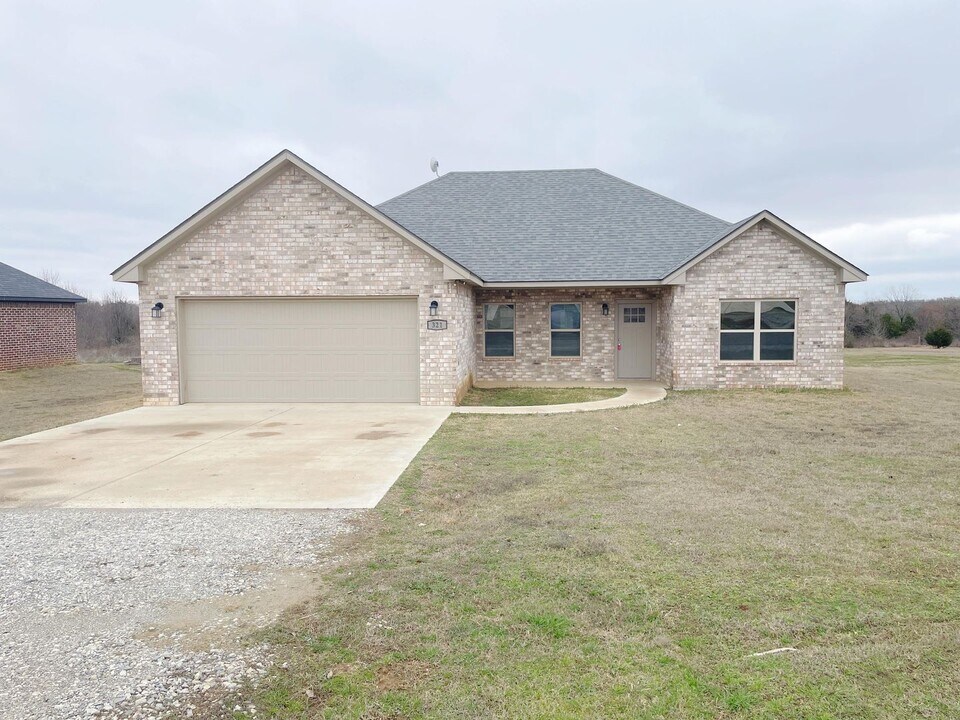 321 Western Hills Dr in Durant, OK - Building Photo