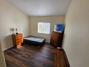 2432 Papyrus Ct in Oceanside, CA - Foto de edificio - Building Photo