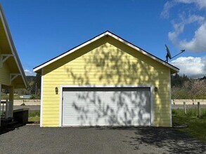 25285 Salmon River Hwy in Willamina, OR - Building Photo - Building Photo