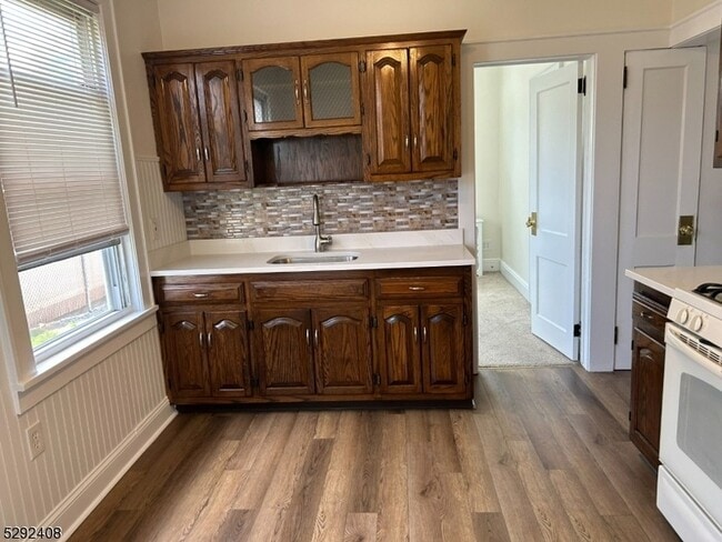 136 Carlton Ave, Unit 1 in East Rutherford, NJ - Building Photo - Building Photo