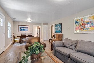 1554 Laurel St in Healdsburg, CA - Building Photo - Building Photo